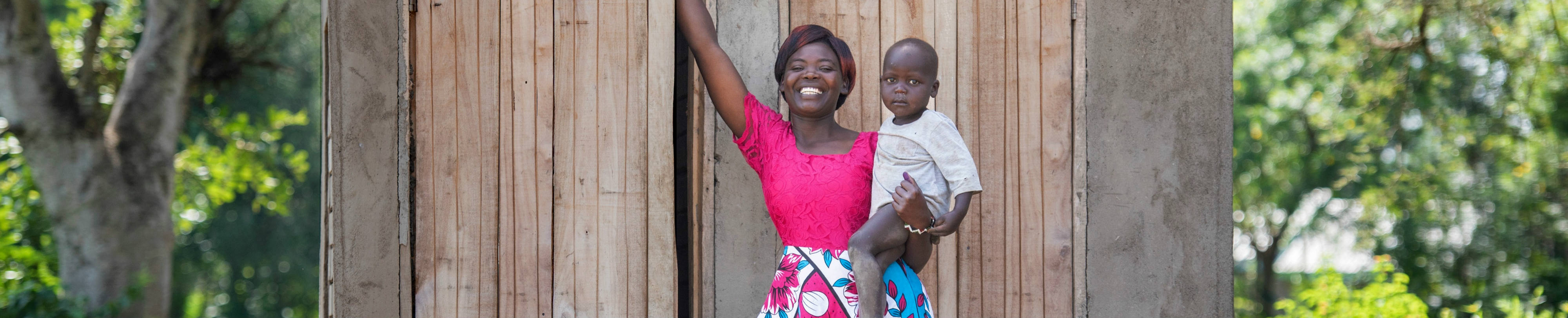 Afrikaanse vrouw is gelukkig met haar gezonde baby